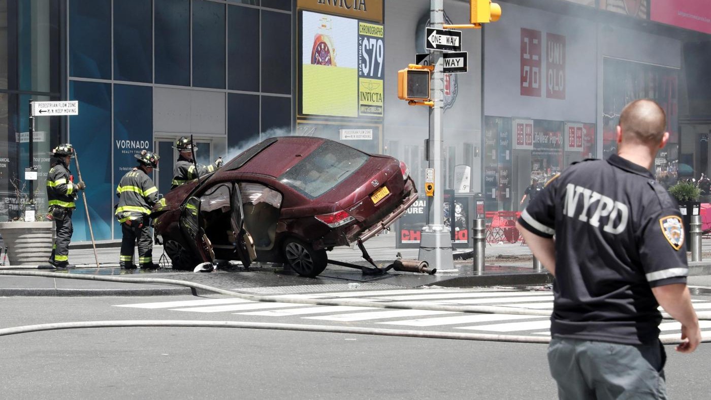 Auto sulla folla a Times Square: un morto. Polizia: Non è terrorismo