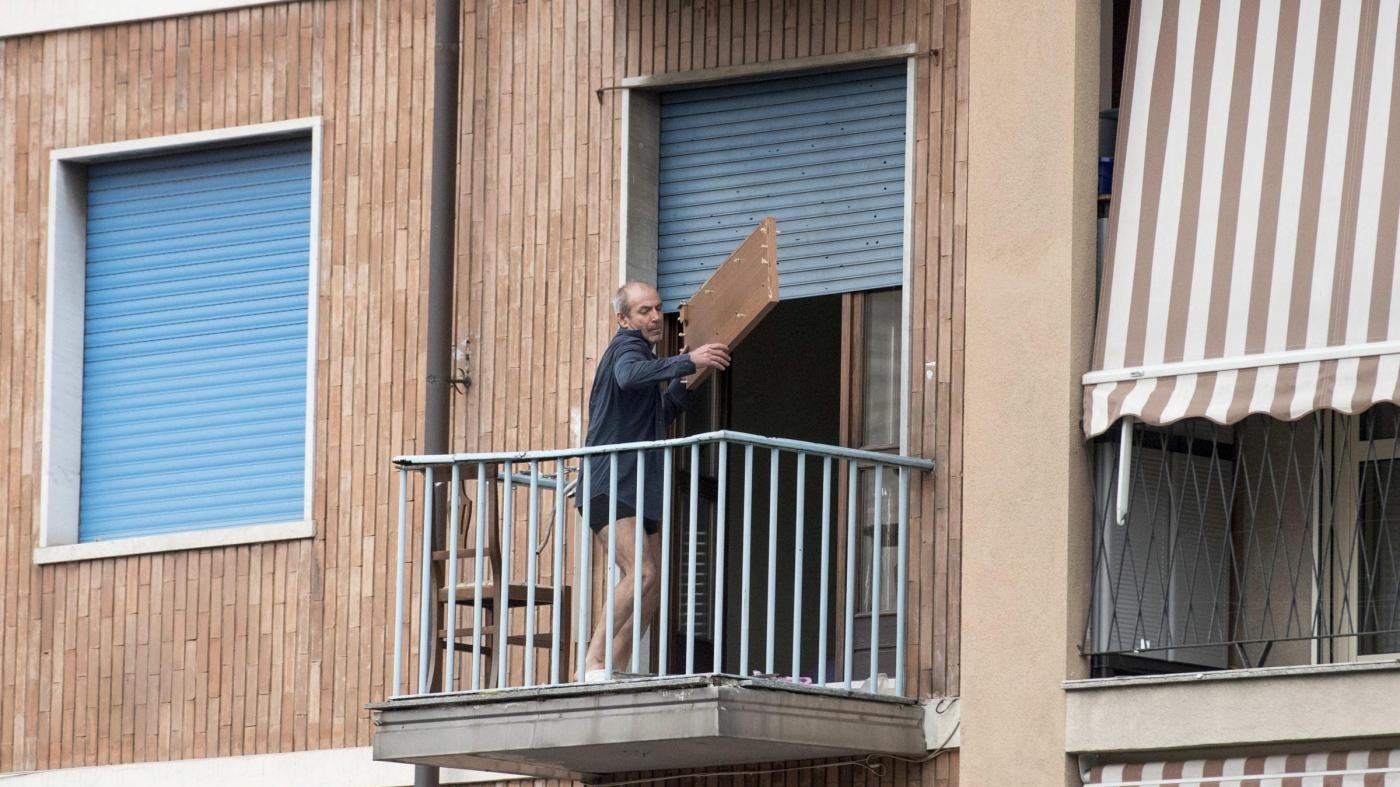 Torino, uomo ancora barricato in casa non si arrende/ FOTO