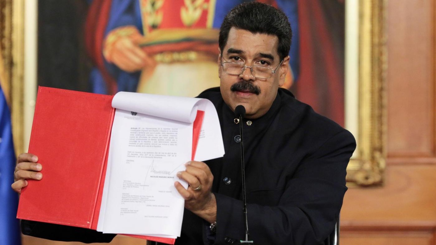Maduro annuncia la riforma della Costituzione