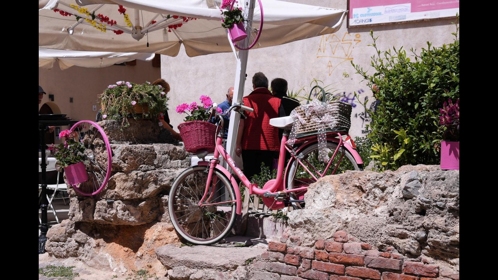 FOTO Giro d’Italia, Alghero si tinge di rosa per la prima tappa