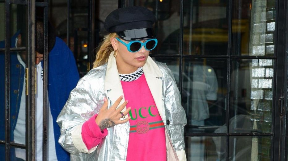 FOTO Rita Ora ‘arcobaleno’: il look è multicolor