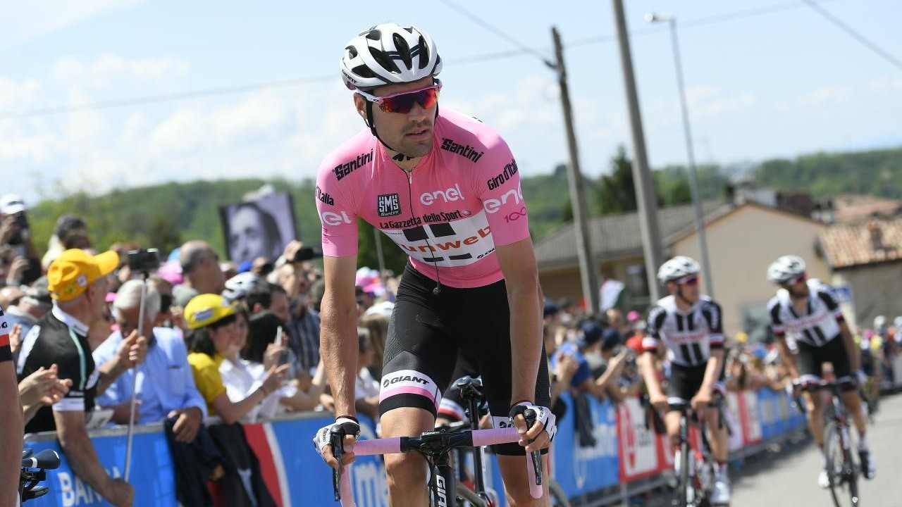Giro, Dumoulin conquista la vetta di Oropa e resta in rosa