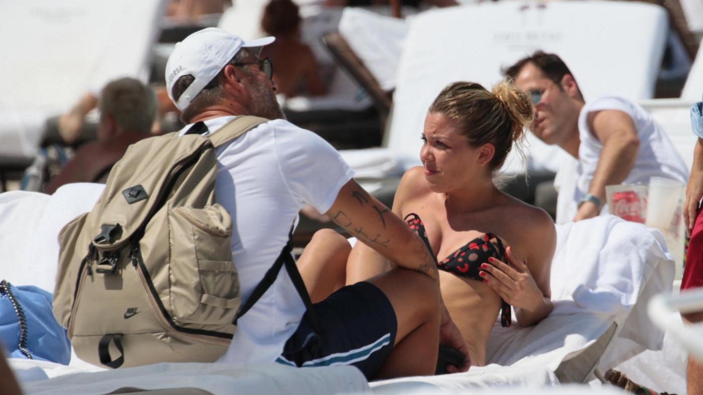 FOTO Costanza Caracciolo e Vieri avvistati in spiaggia: nuovo flirt per Bobo?