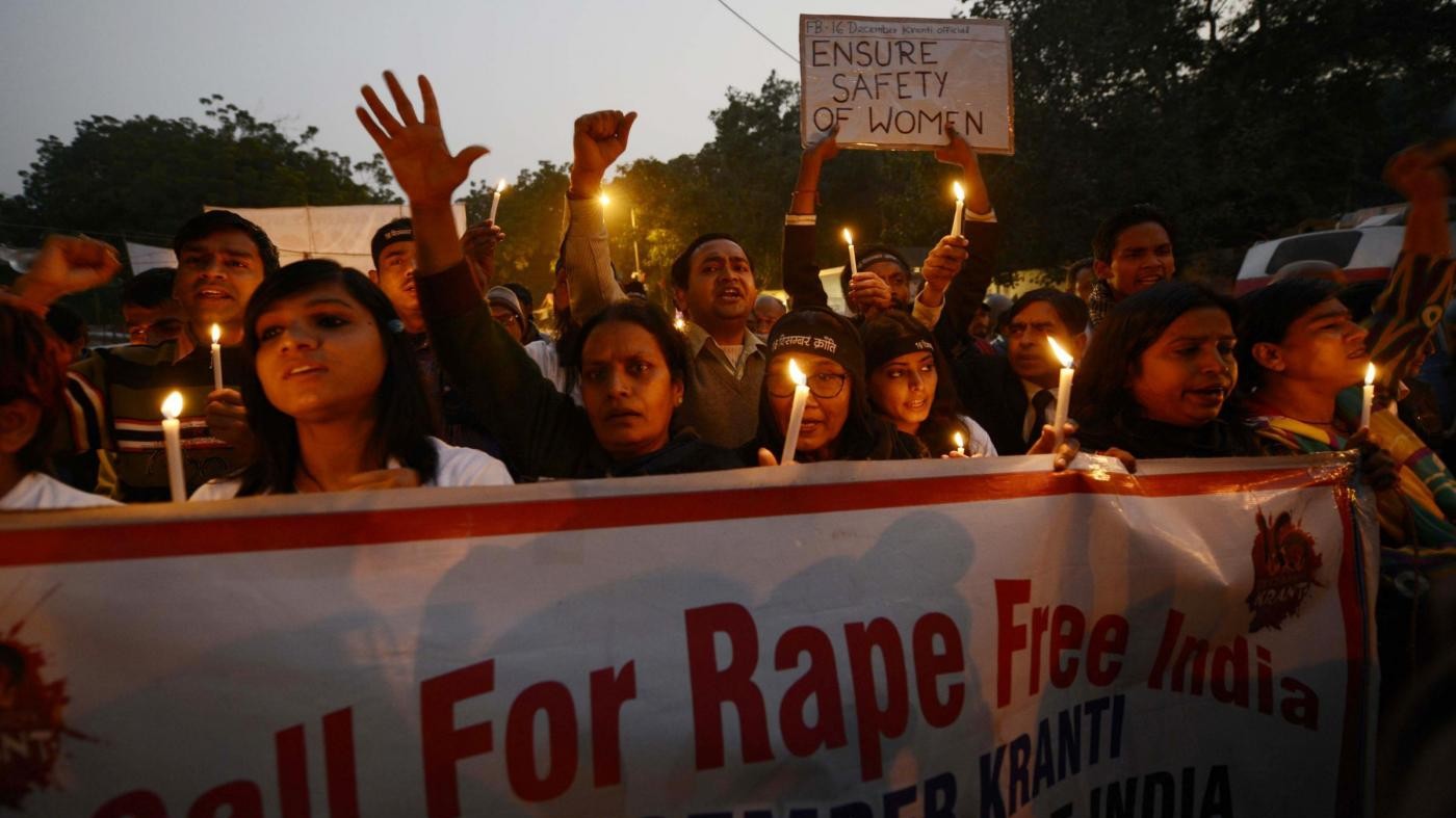 India, un leader induista prova a violentarla: giovane gli taglia il pene