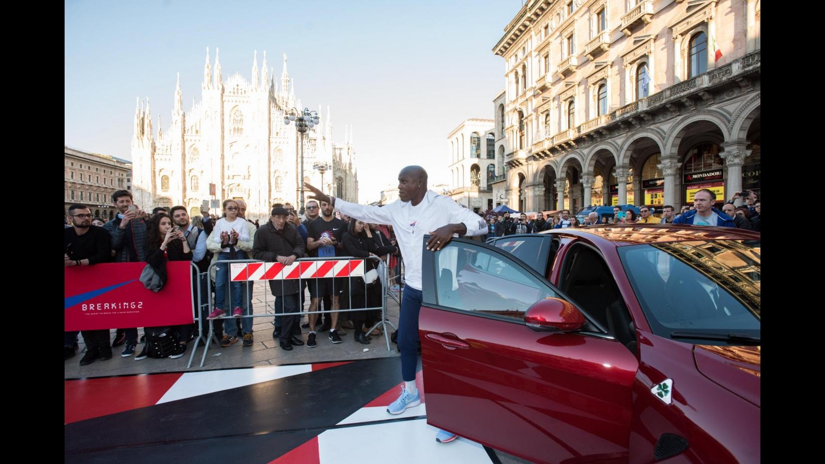Carl Lewis a Milano a bordo dell’Alfa Romeo Giulia