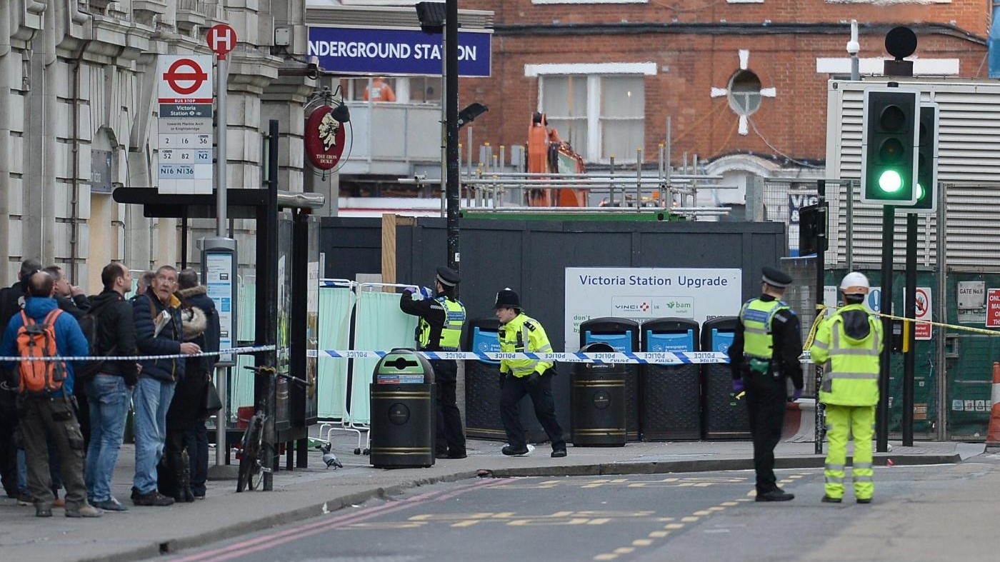 Evacuata Victoria Station a Londra per un pacco sospetto