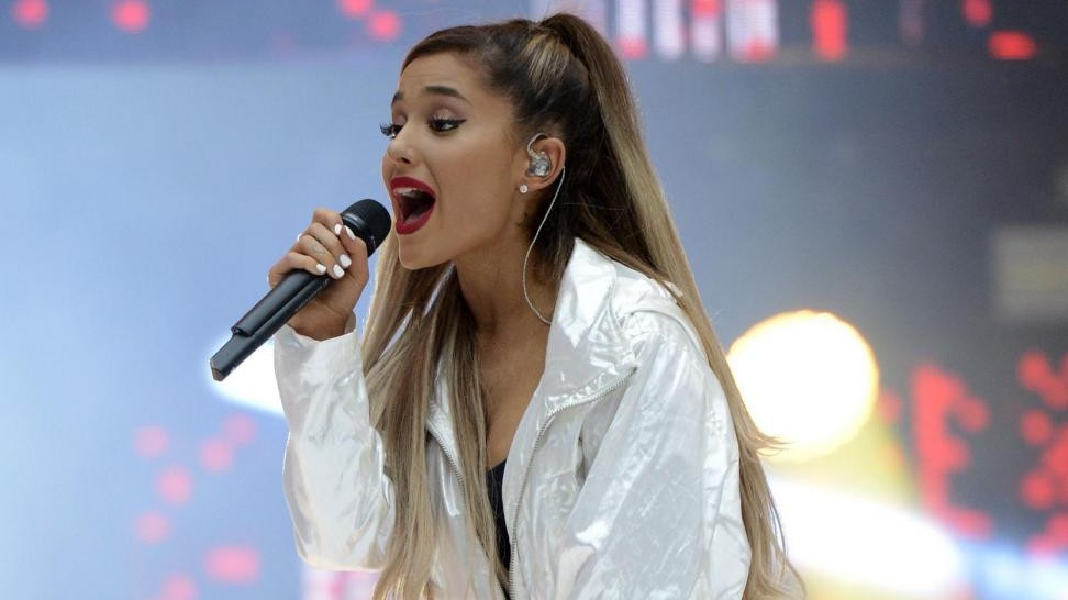 Manchester, Ariana Grande sospende il tour dopo l’attentato