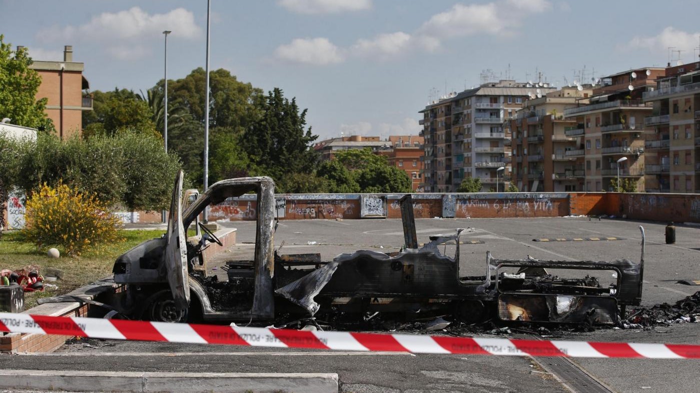 FOTO Roma, camper in fiamme: morte tre sorelle di 4, 8 e 20 anni