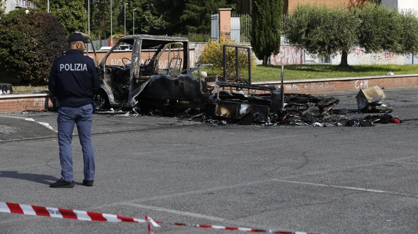 FOTO Roma, camper in fiamme: morte tre sorelle di 4, 8 e 20 anni