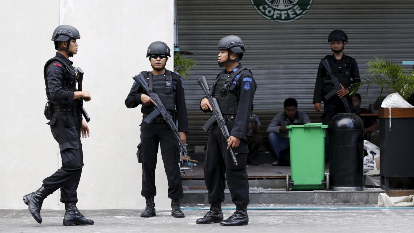 Indonesia, bombe nella capitale Giacarta: almeno tre morti