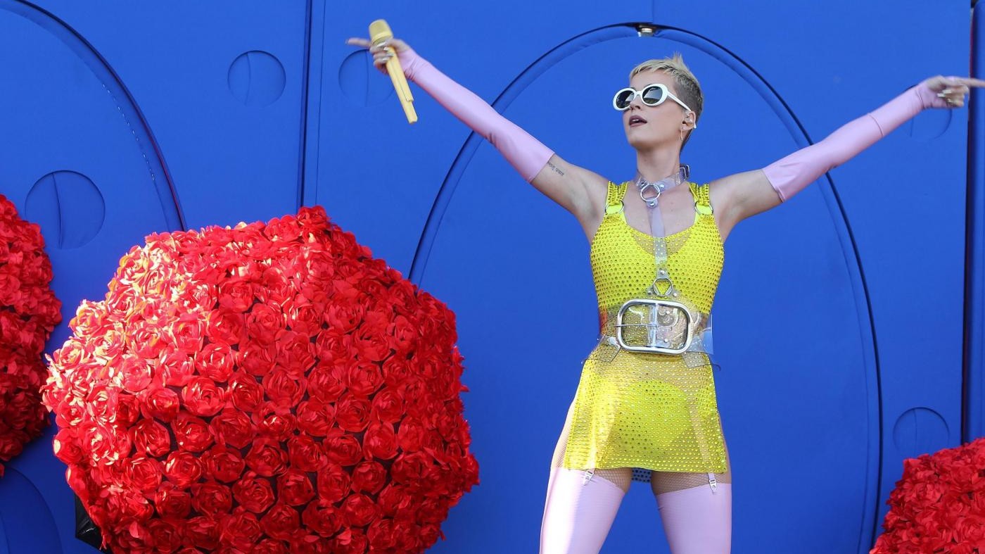 FOTO Look eccentrico per Katy Perry: abitino giallo e reggicalze rosa