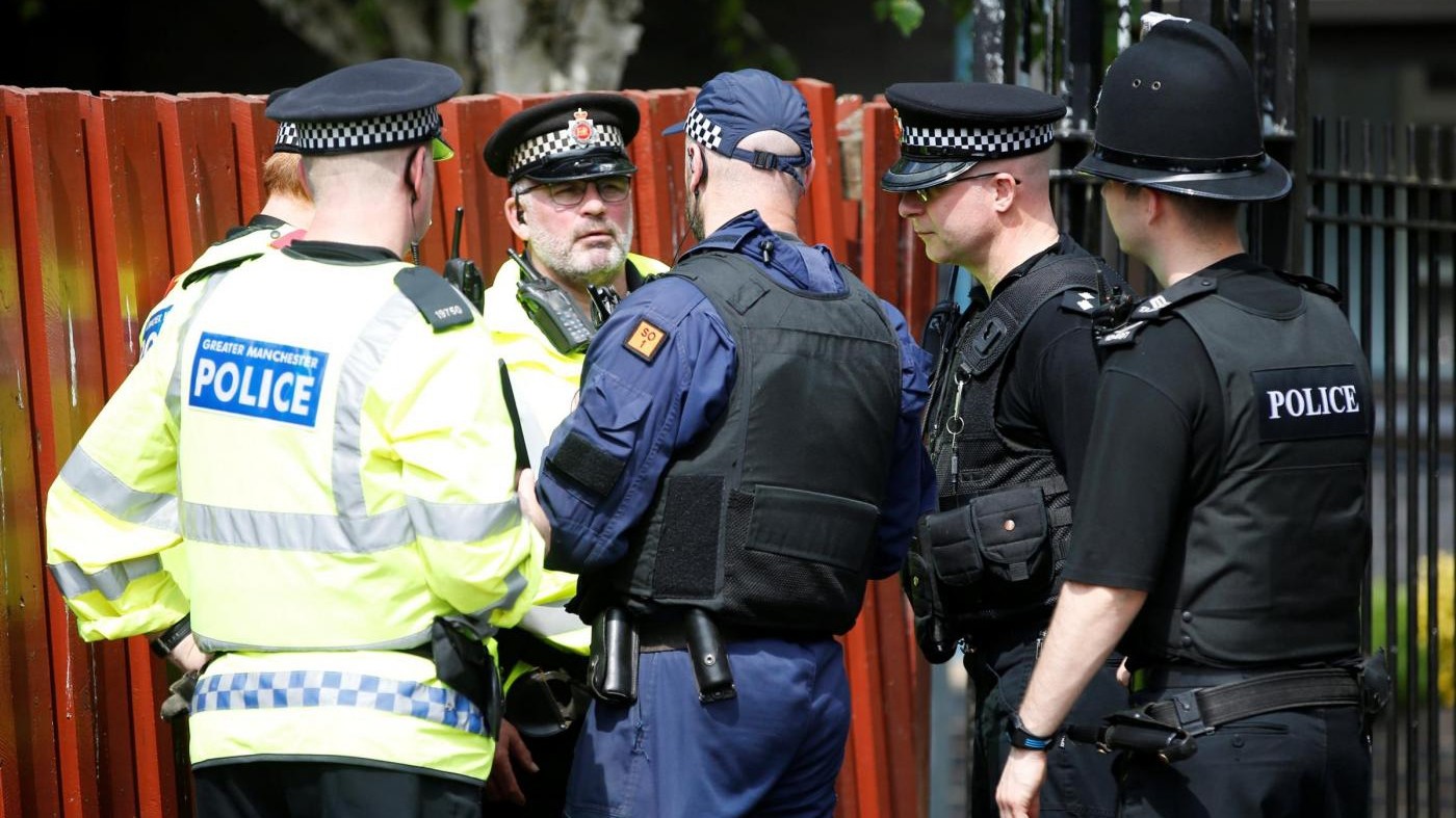 Manchester, otto arresti. Polizia isola area per oggetti sospetti