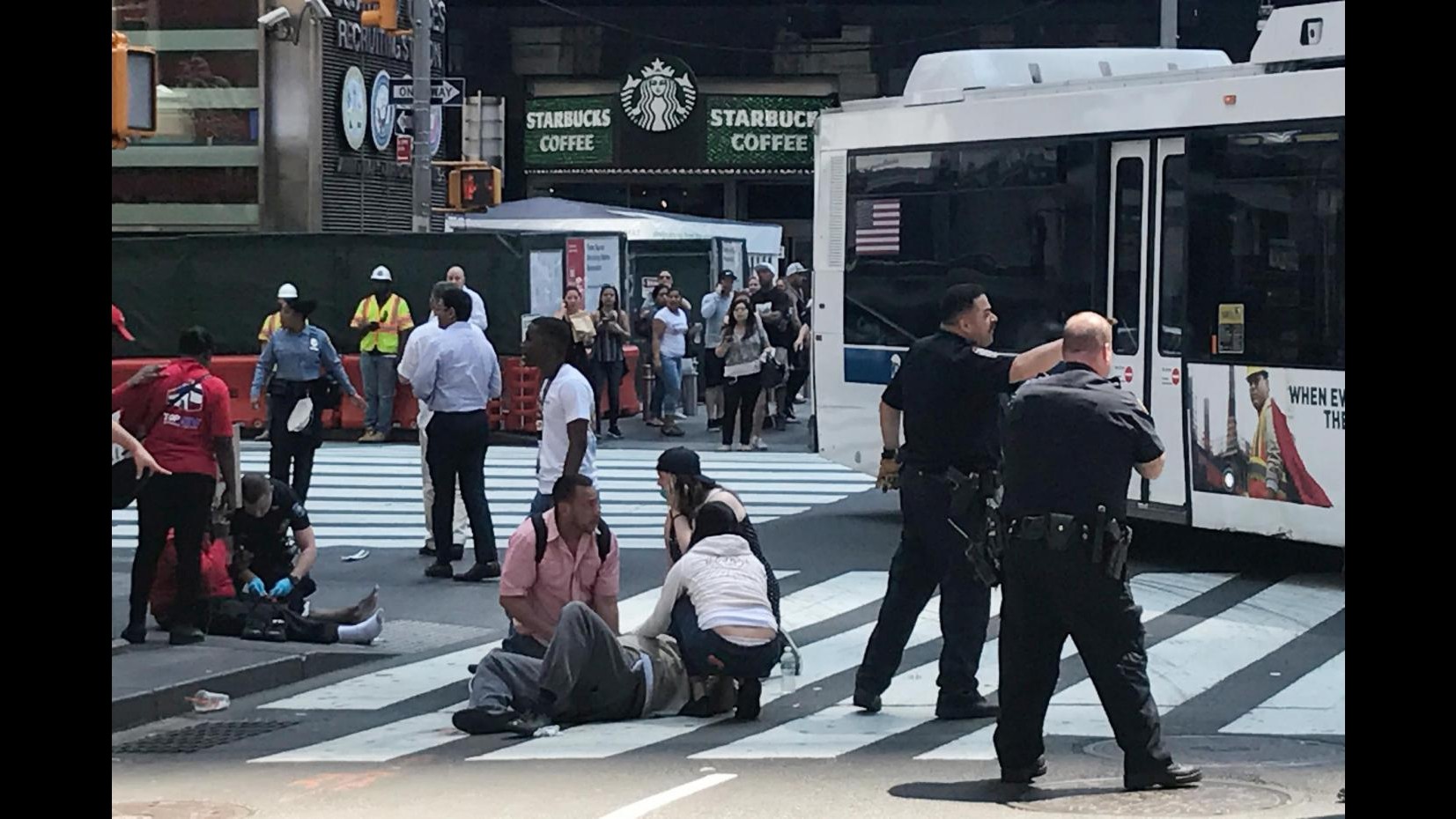 FOTO New York, auto travolge la folla a Times Square: un morto
