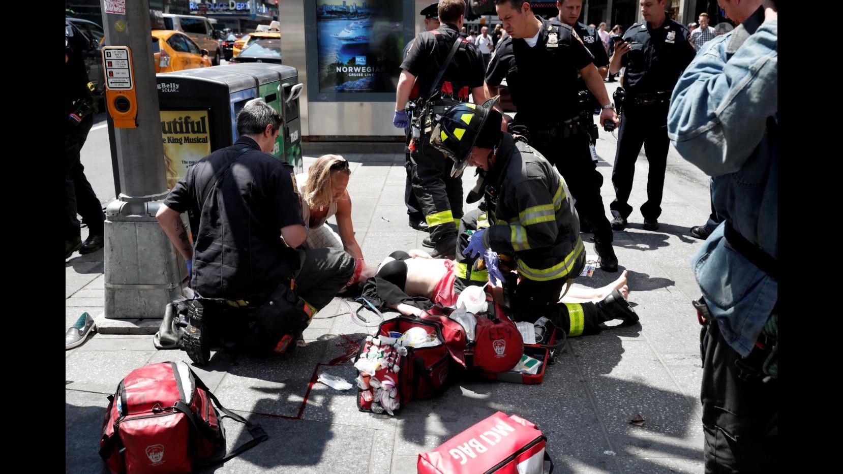 FOTO New York, auto travolge la folla a Times Square: un morto
