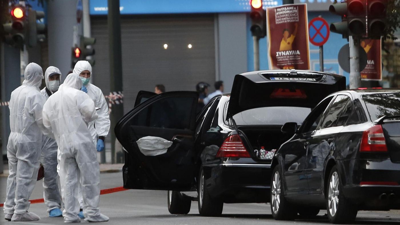 Grecia, ex premier Papademos ferito dopo esplosione in sua auto