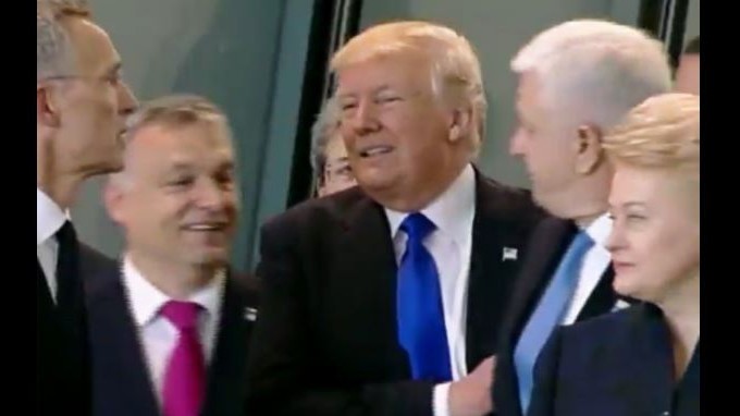 Nato, Trump ‘mostra i muscoli’ e spinge via premier Montenegro dalla foto VIDEO