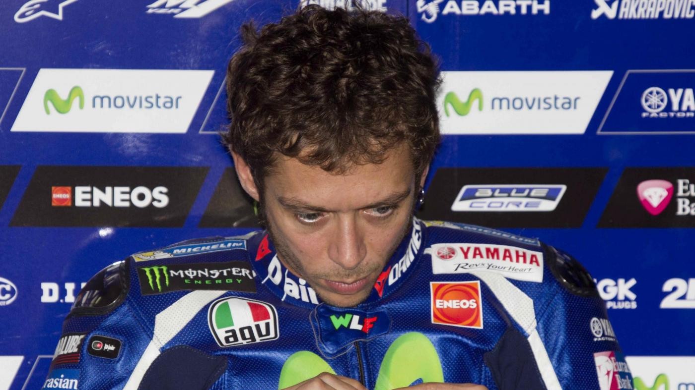 Paura per Valentino Rossi, lieve incidente in motocross
