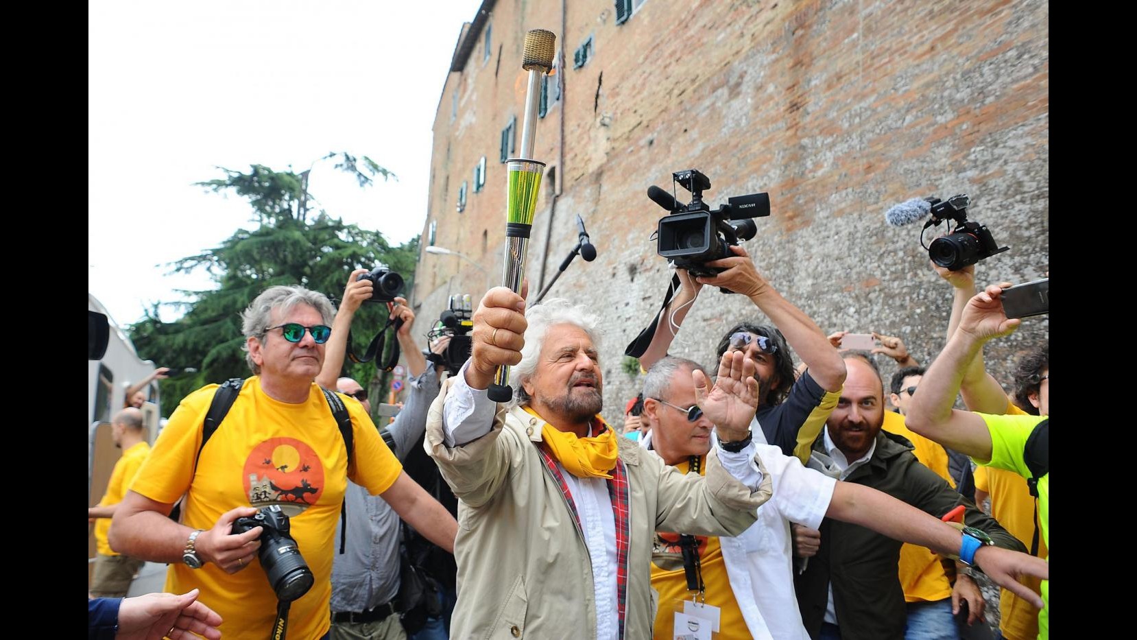 FOTO Perugia, marcia M5S per il reddito di cittadinanza