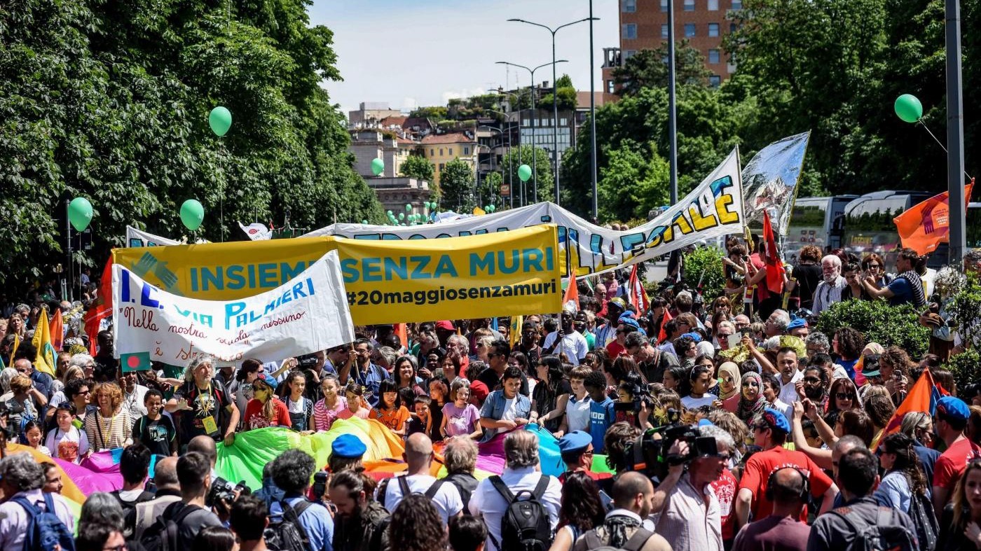 FOTO Milano, corteo pro-migranti: 100mila in marcia