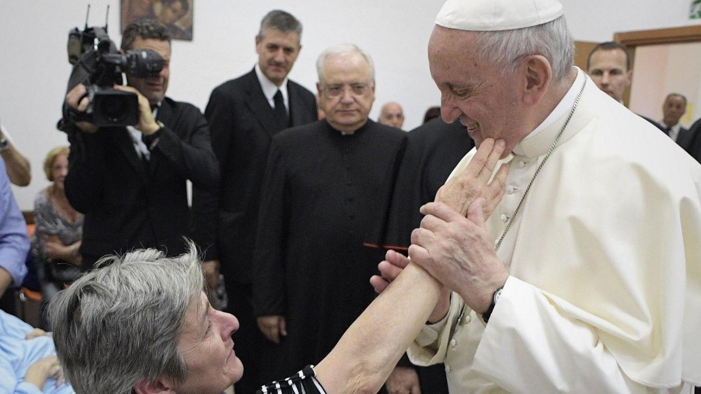Il Papa a Genova tra migranti, operai e bimbi del Gaslini