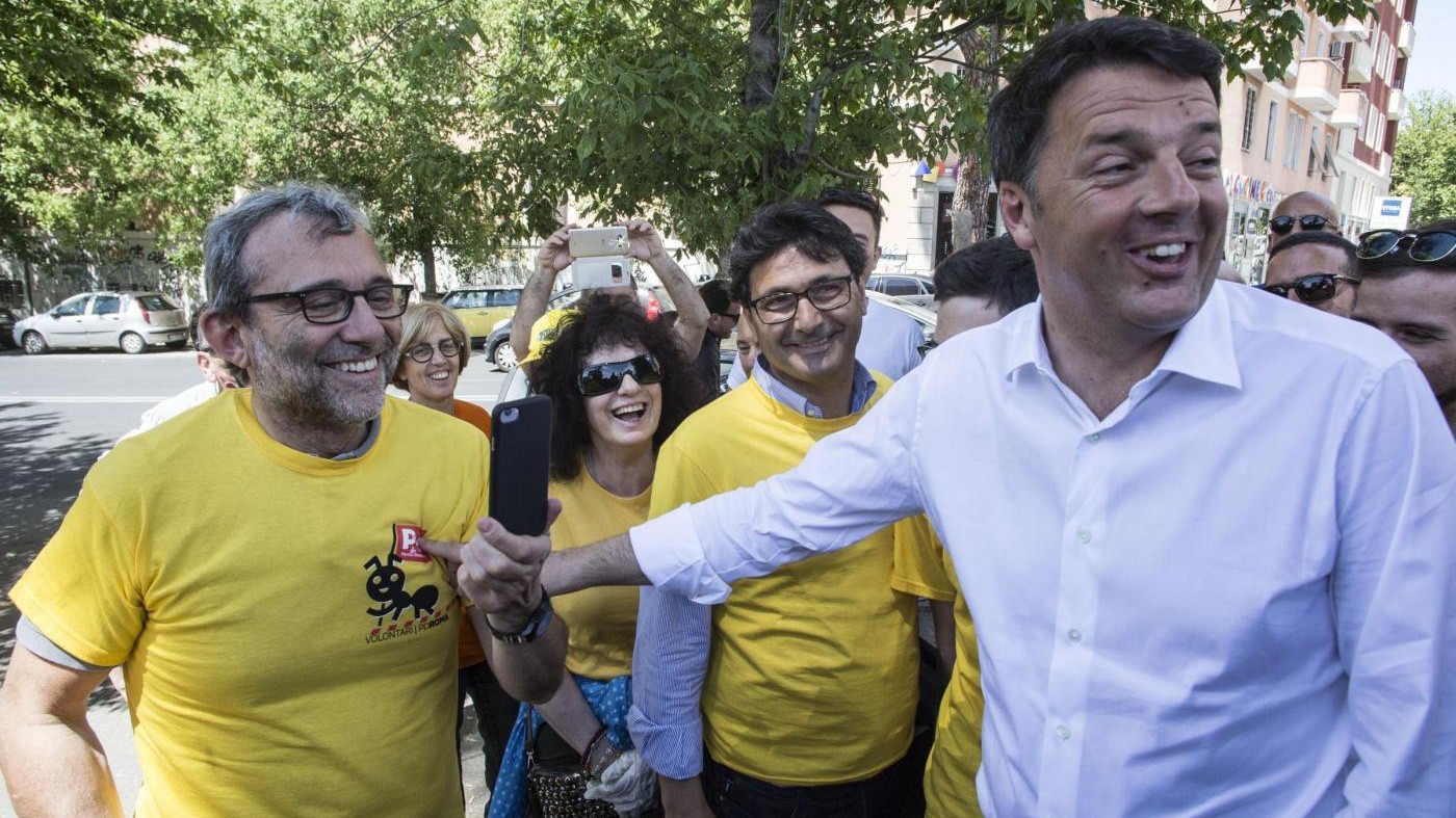 Renzi torna a pulire Roma con le magliette gialle