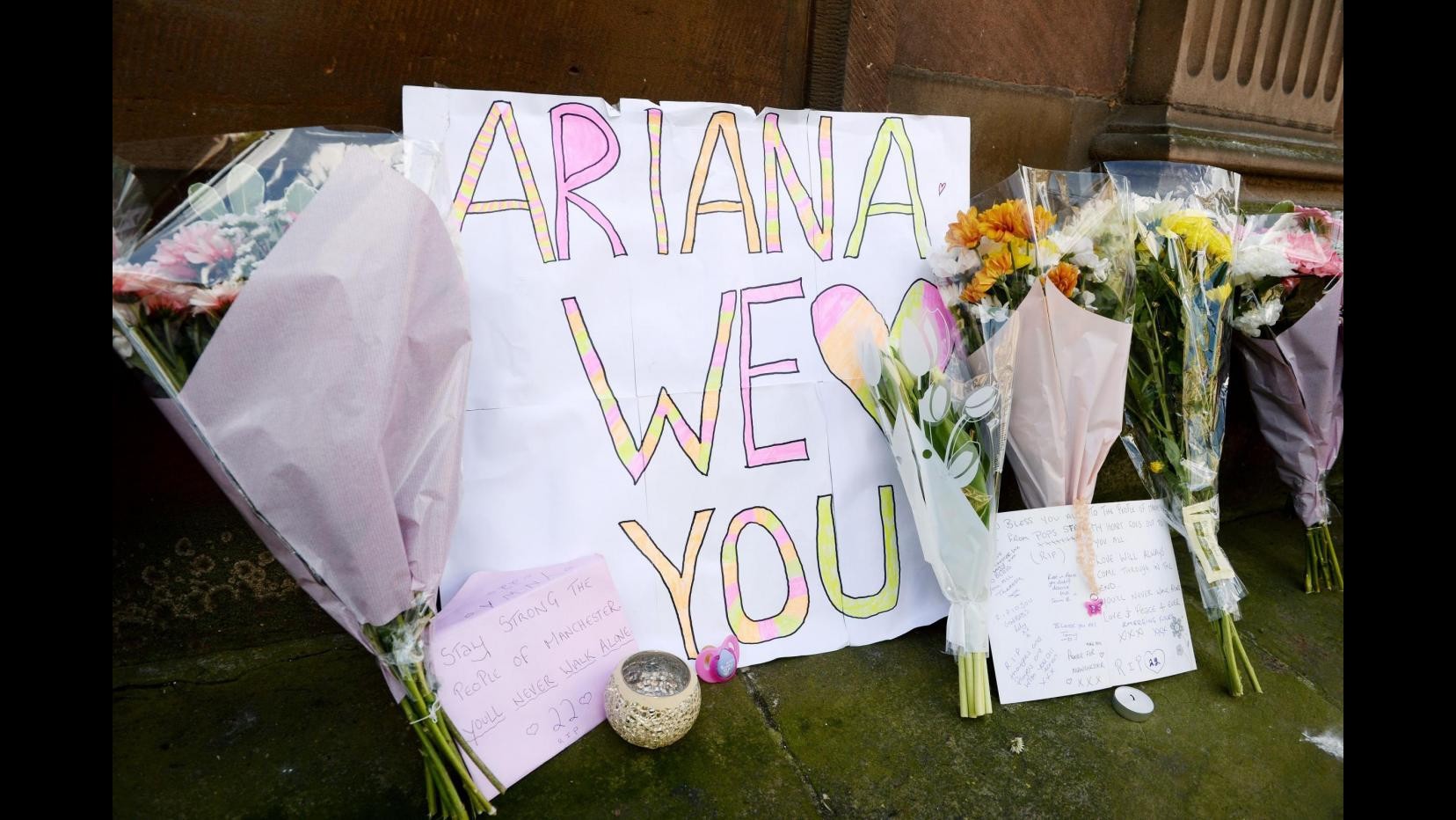 FOTO Omaggio floreale per le vittime dell’attentato di Manchester