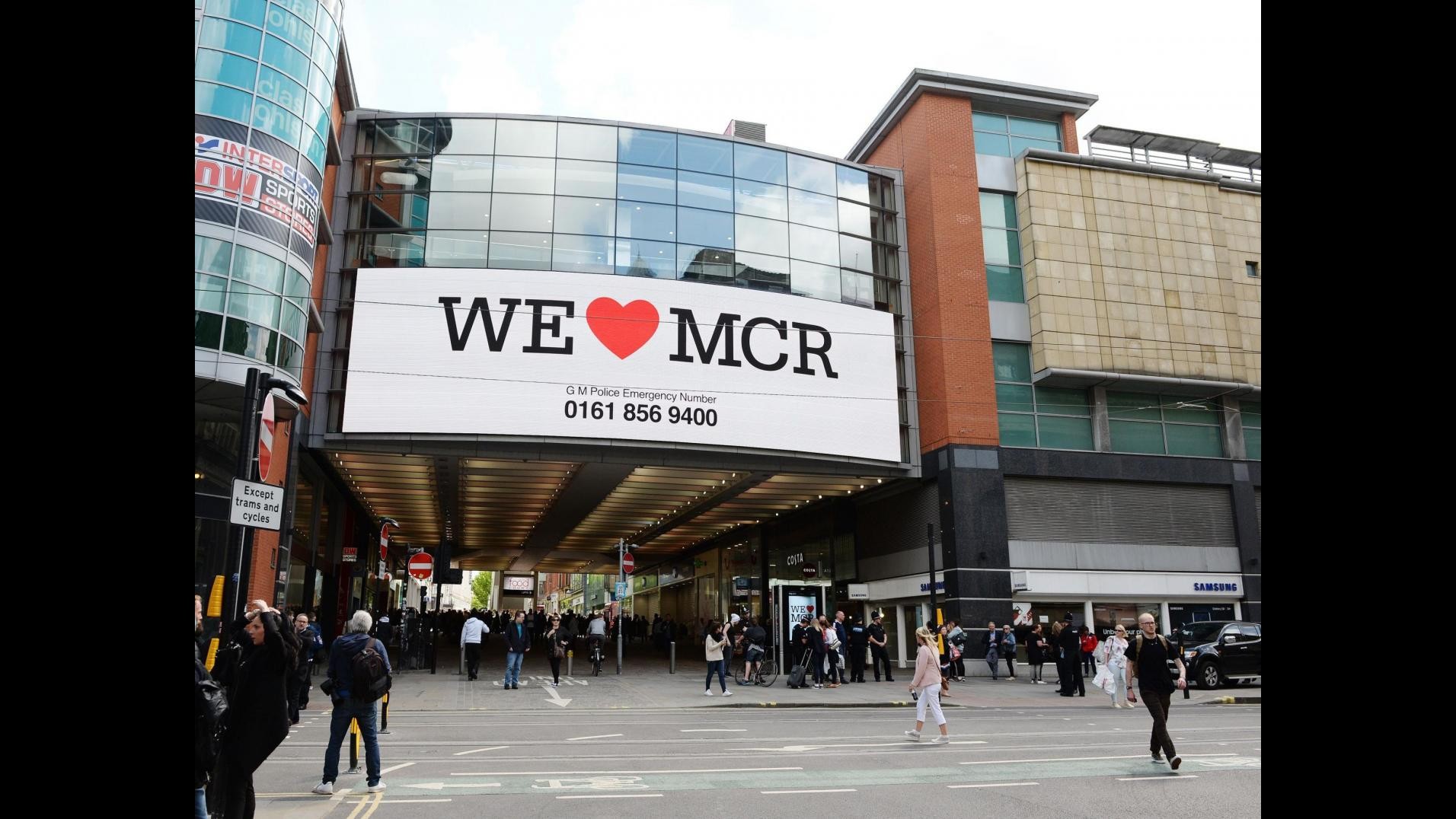 FOTO Omaggio floreale per le vittime dell’attentato di Manchester