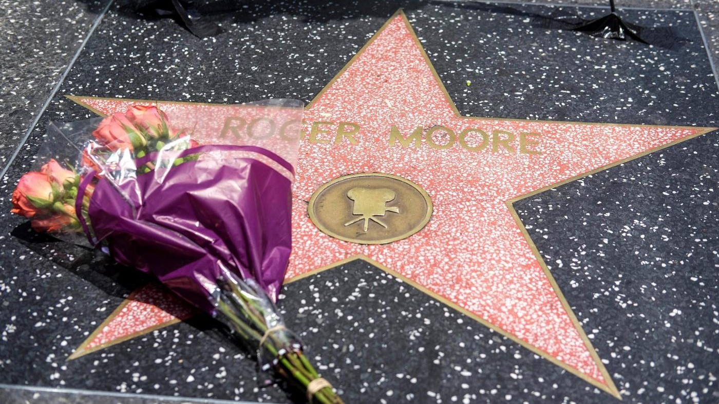 FOTO Addio a Roger Moore, fiori sulla stella a Hollywood