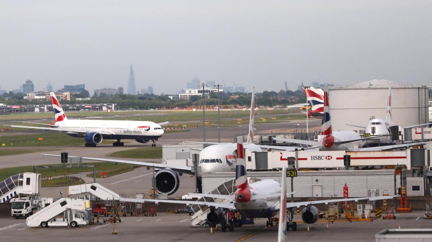 British Airways, ripartono i voli, passeggeri in attesa