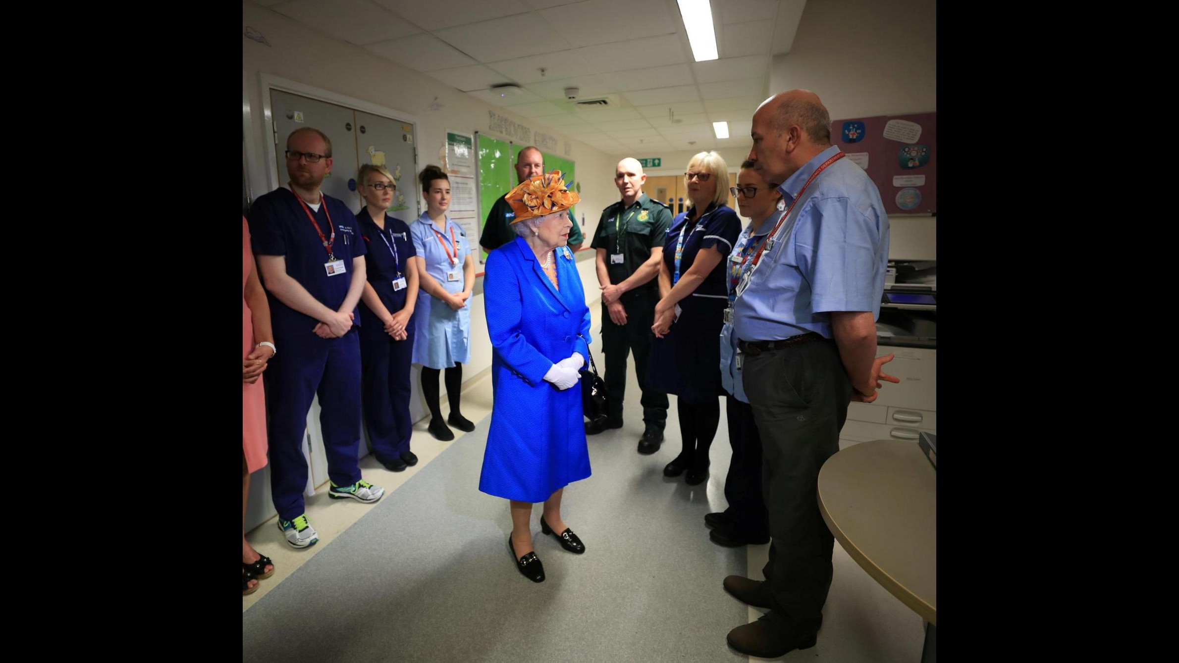 FOTO La Regina fa visita ai feriti dell’attacco di Manchester