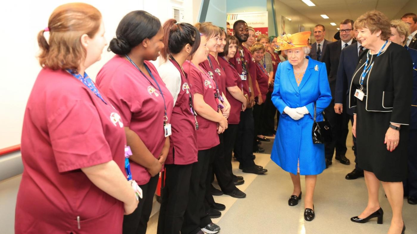 FOTO La Regina fa visita ai feriti dell’attacco di Manchester