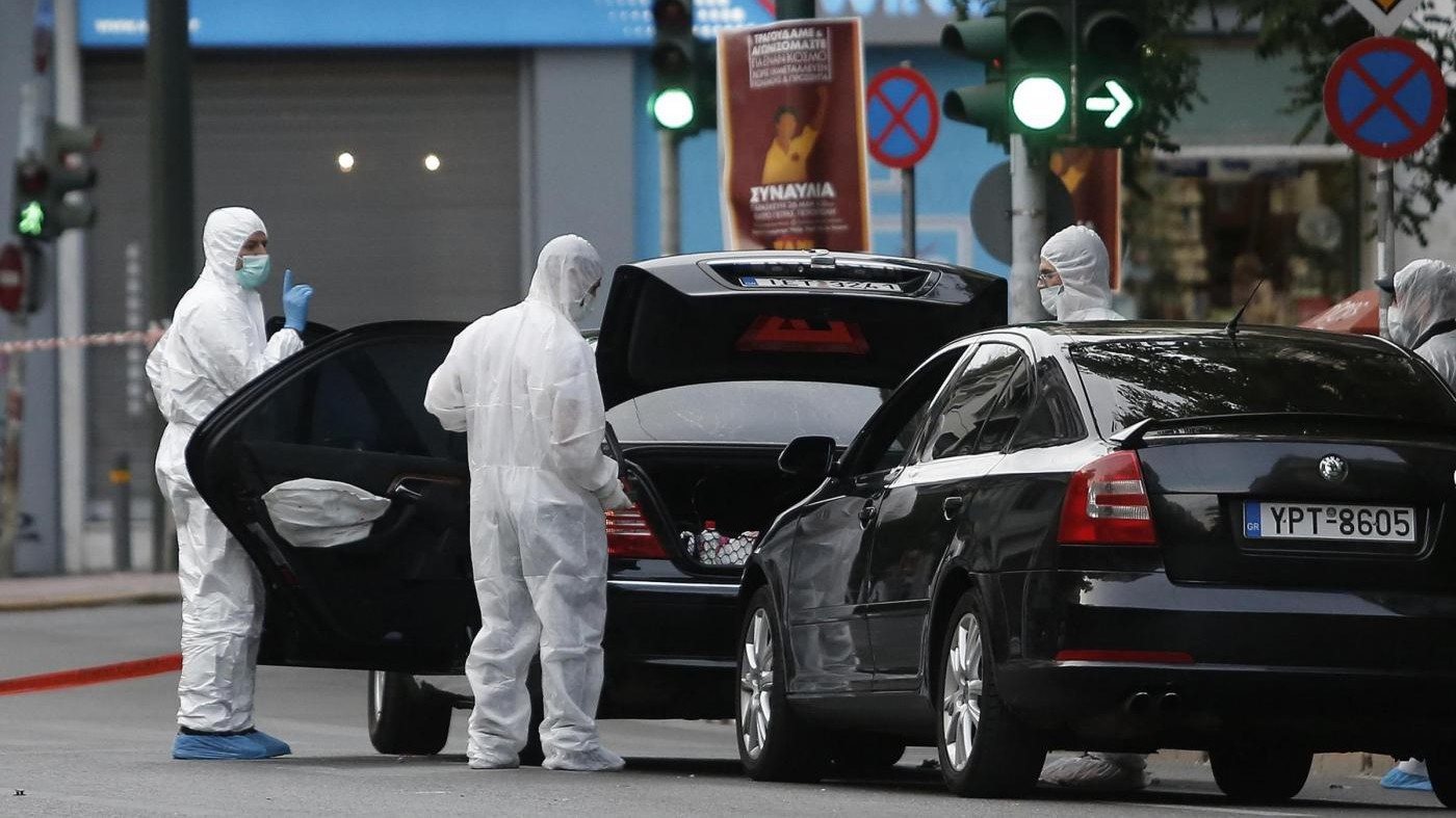FOTO Ferito ex premier greco Papademos: esplosivo nella sua auto
