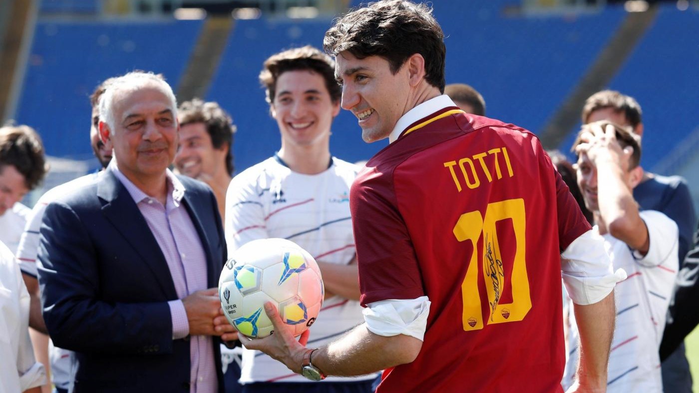 Il premier Trudeau indossa la maglia di Totti all’Olimpico