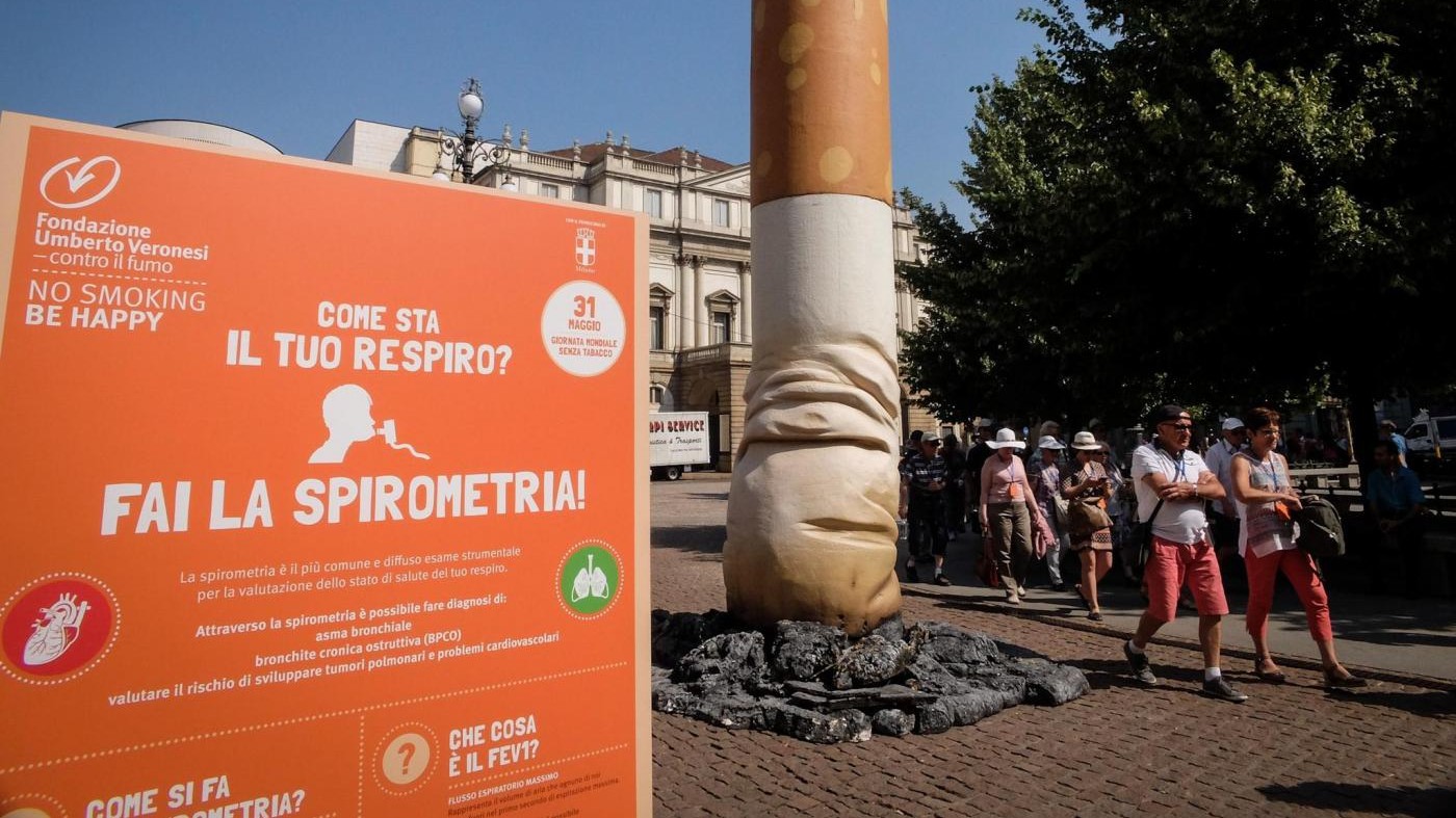FOTO Sigaretta gigante a Milano per la giornata contro il fumo