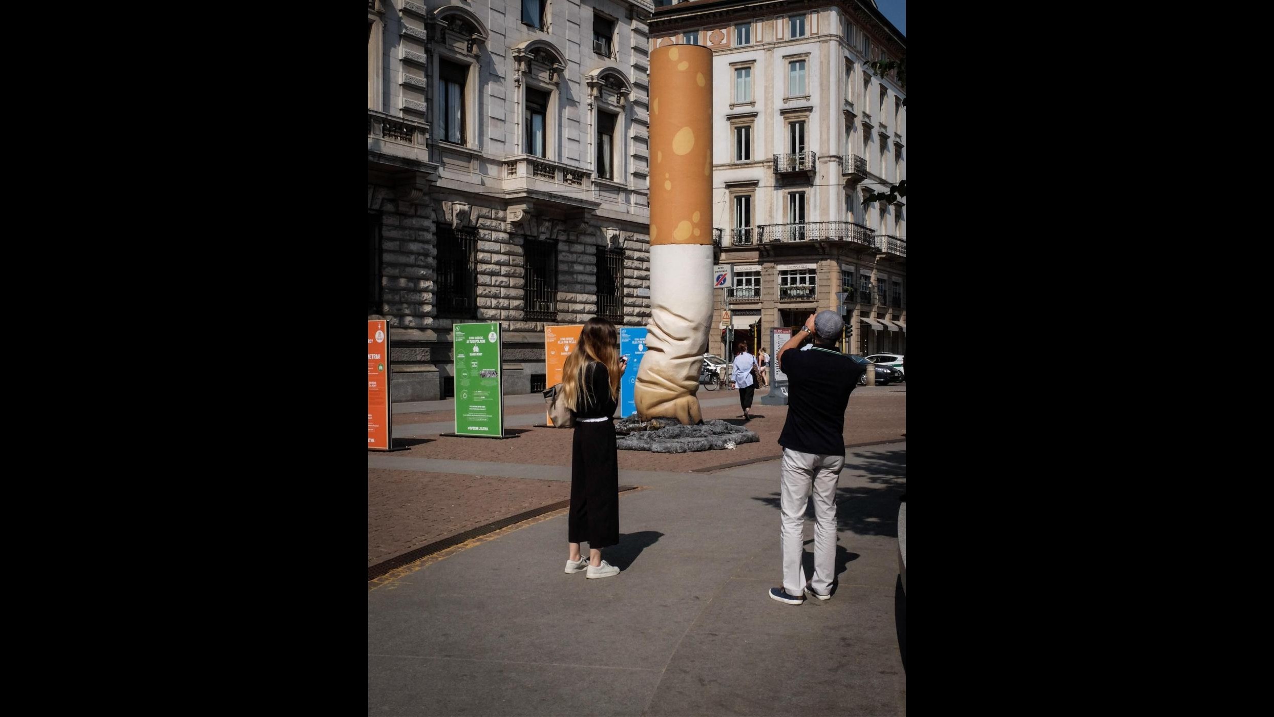 FOTO Sigaretta gigante a Milano per la giornata contro il fumo