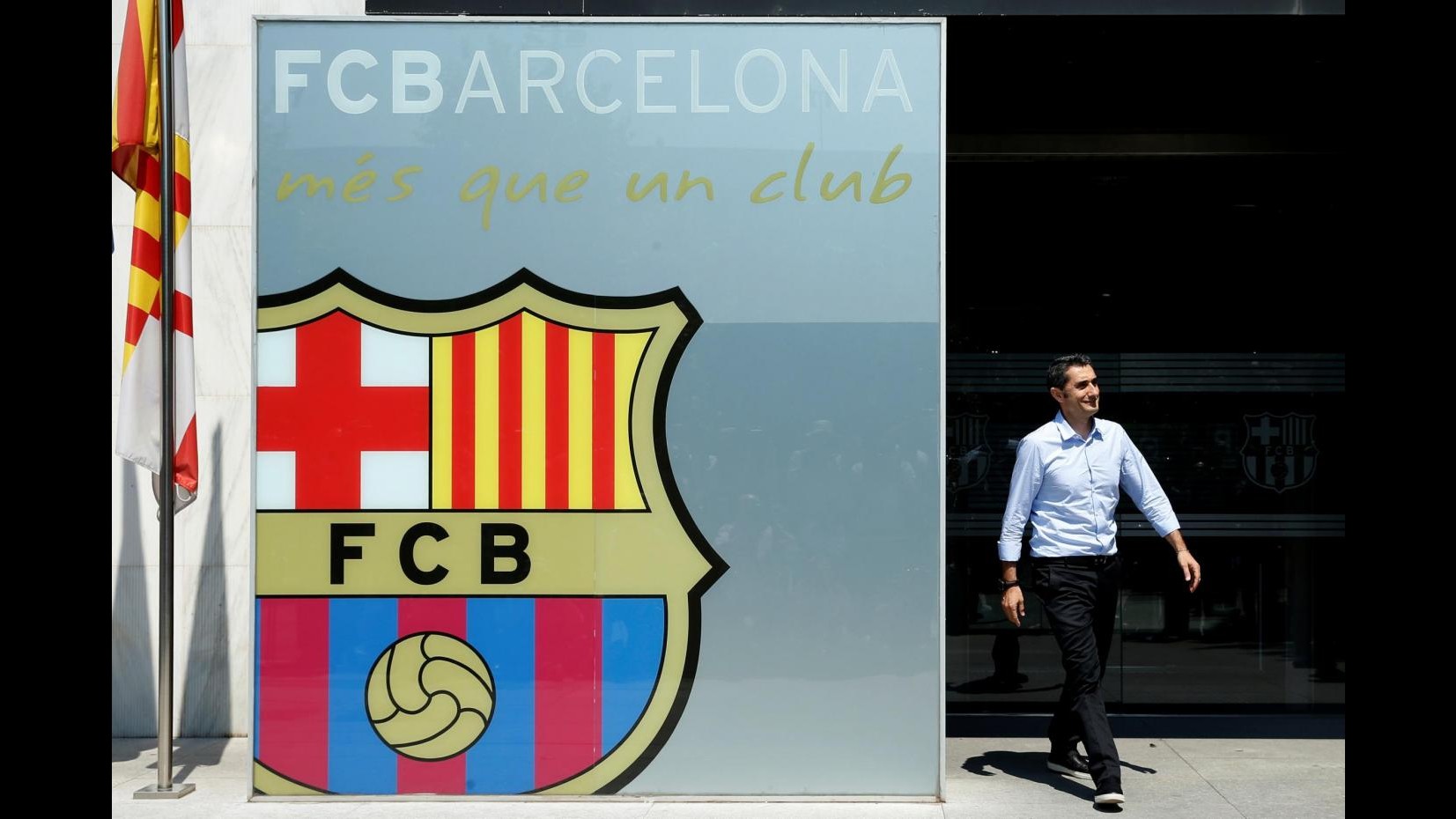 FOTO Barcellona, il nuovo allenatore Valverde si presenta
