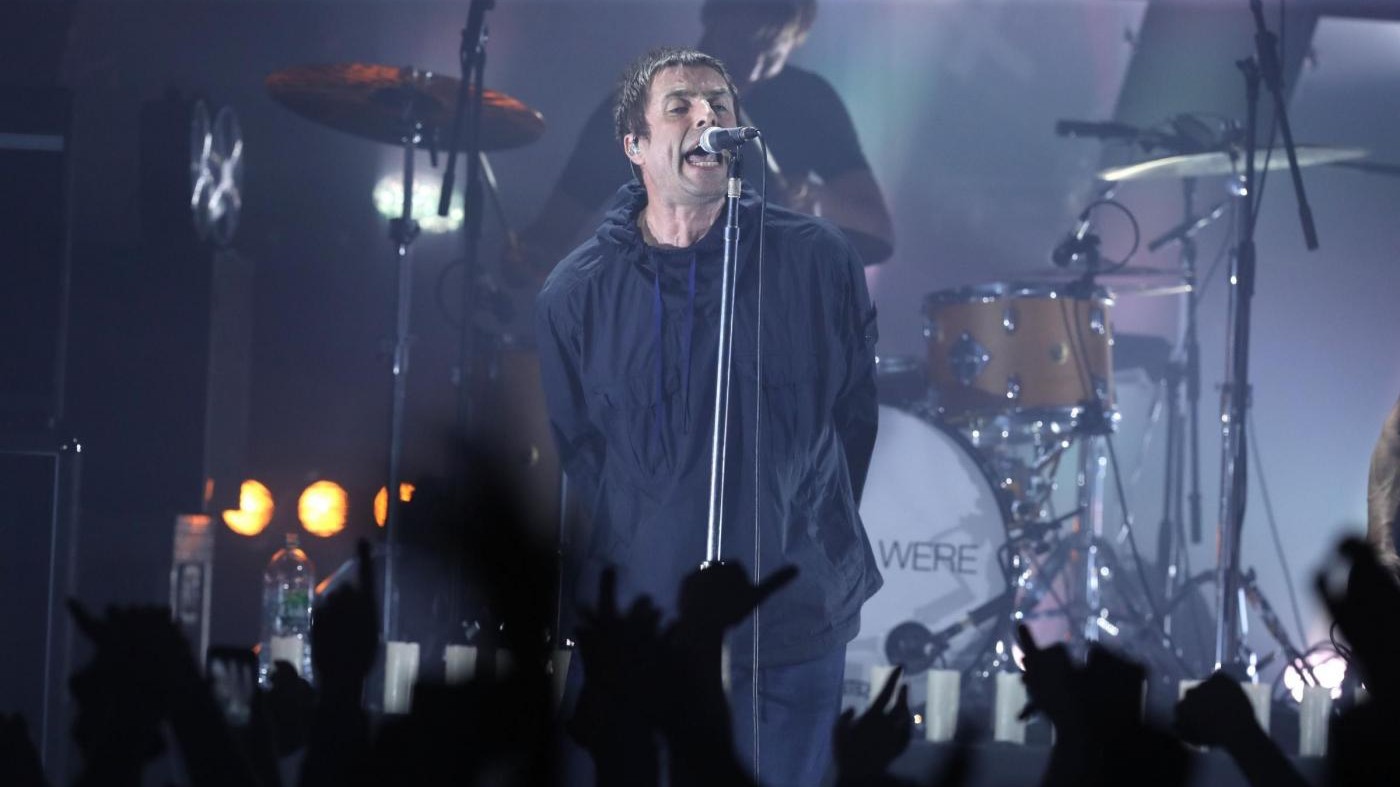 Manchester, Liam Gallagher in concerto rende omaggio a vittime