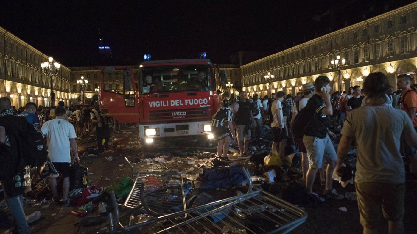 FOTO Panico in piazza a Torino: tifosi in fuga