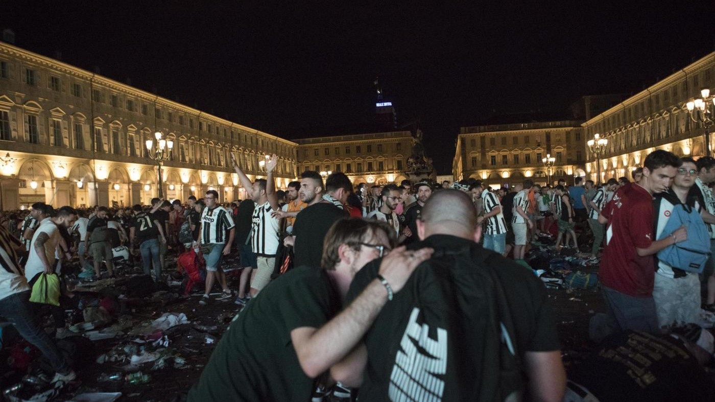FOTO Panico in piazza a Torino: tifosi in fuga