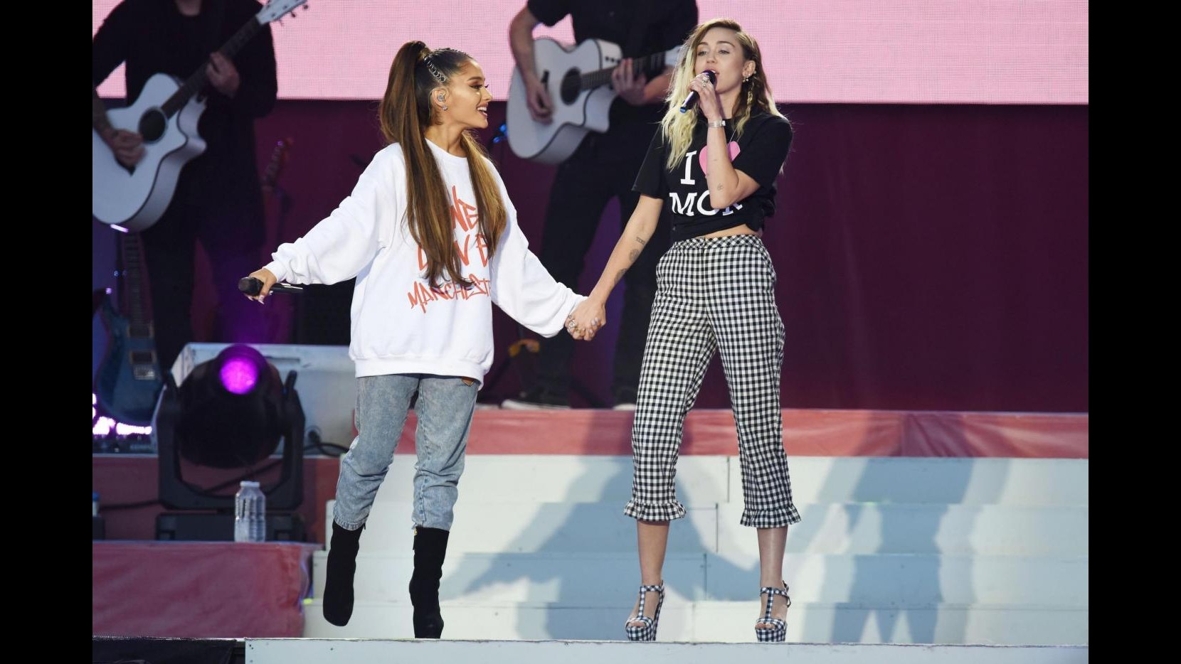 Ariana Grande e le star a Manchester contro il terrore