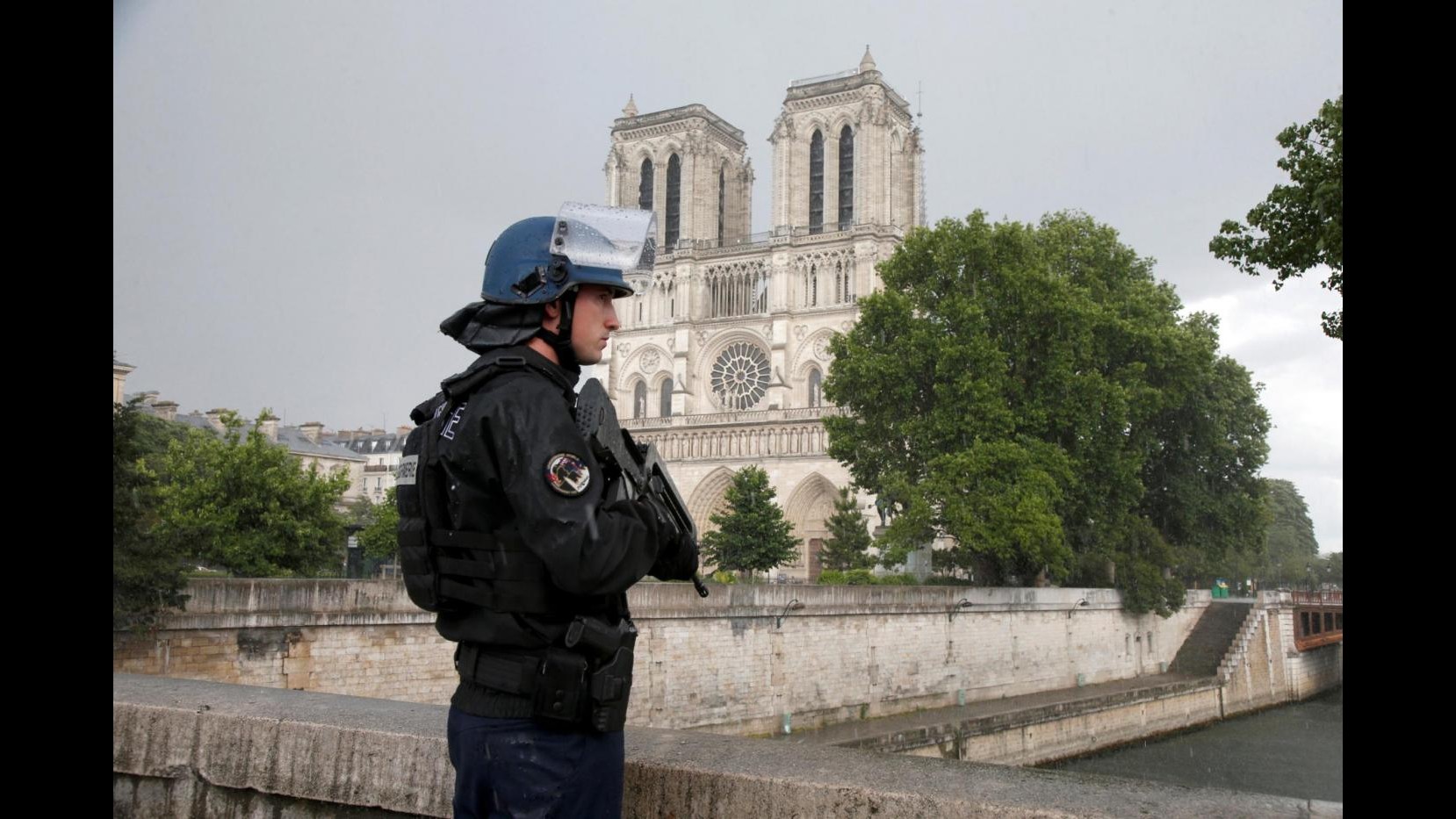 FOTO Notre Dame, uomo assalta polizia con un martello