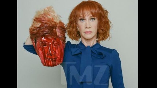 Foto con Trump ‘decapitato’: l’attrice Kathy Griffin nella bufera