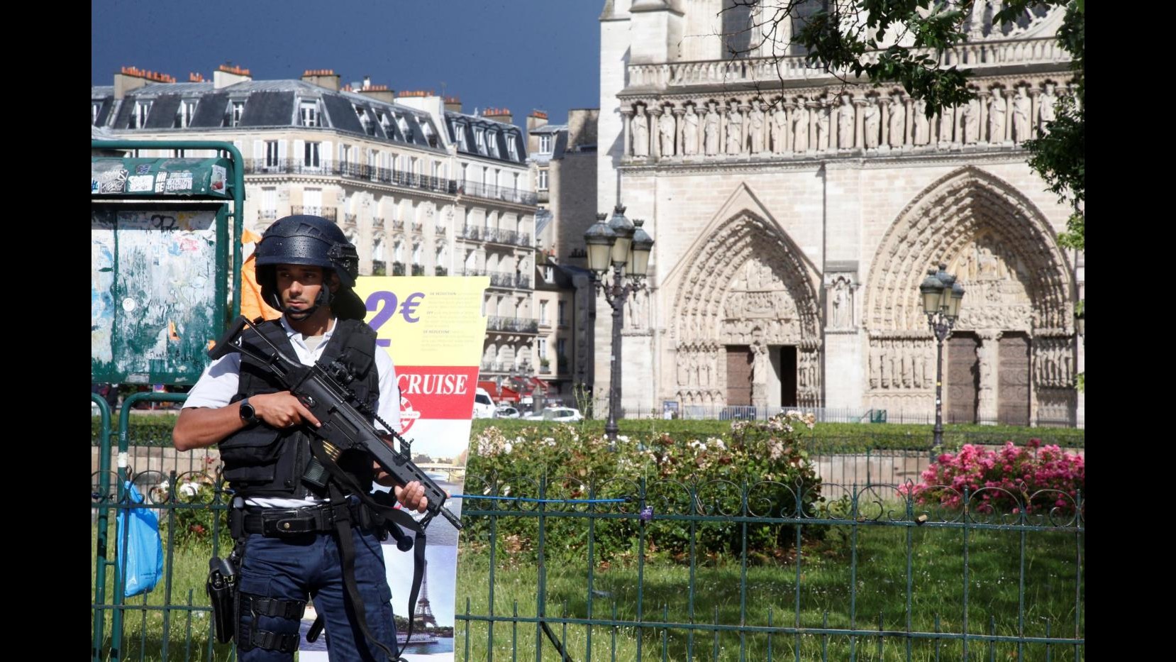 FOTO Notre Dame, uomo assalta polizia con un martello