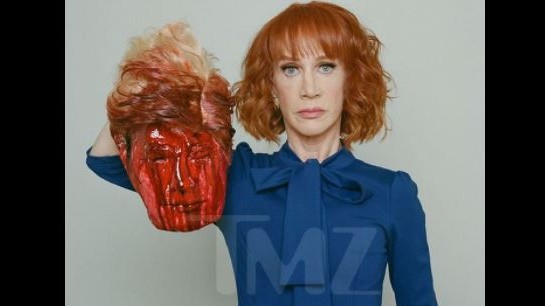 Cnn scarica la comica Kathy Griffin dopo foto con Trump ‘decapitato’