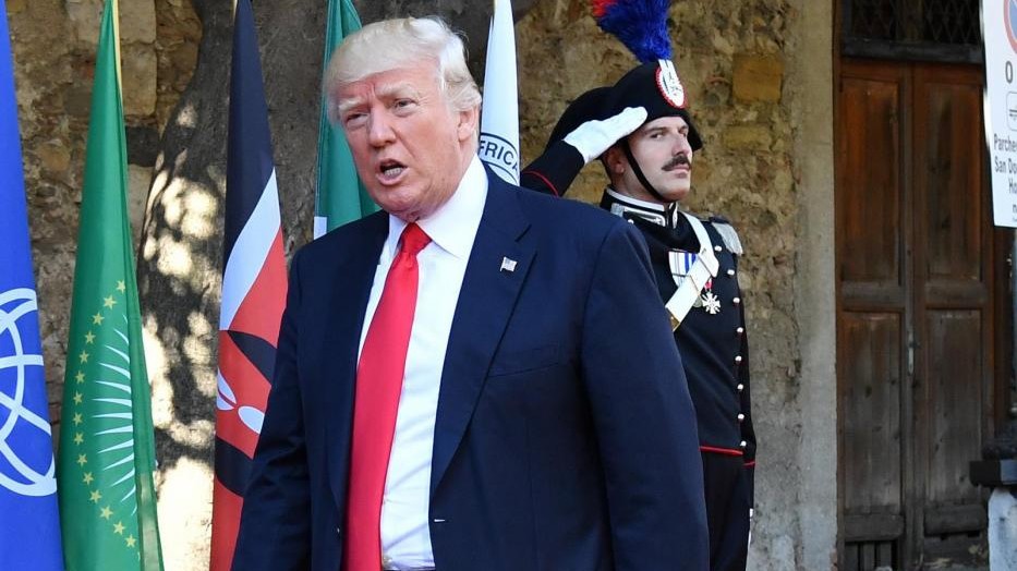 Trump dà il numero di cellulare ai leader: allarme tra gli 007