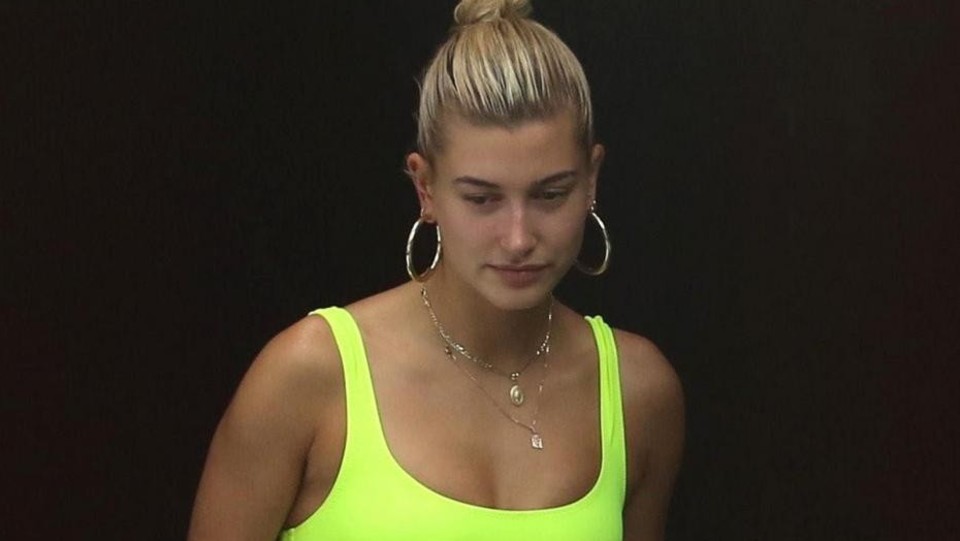 FOTO Splendida E Sexy Hailey Baldwin Si Rilassa In Piscina