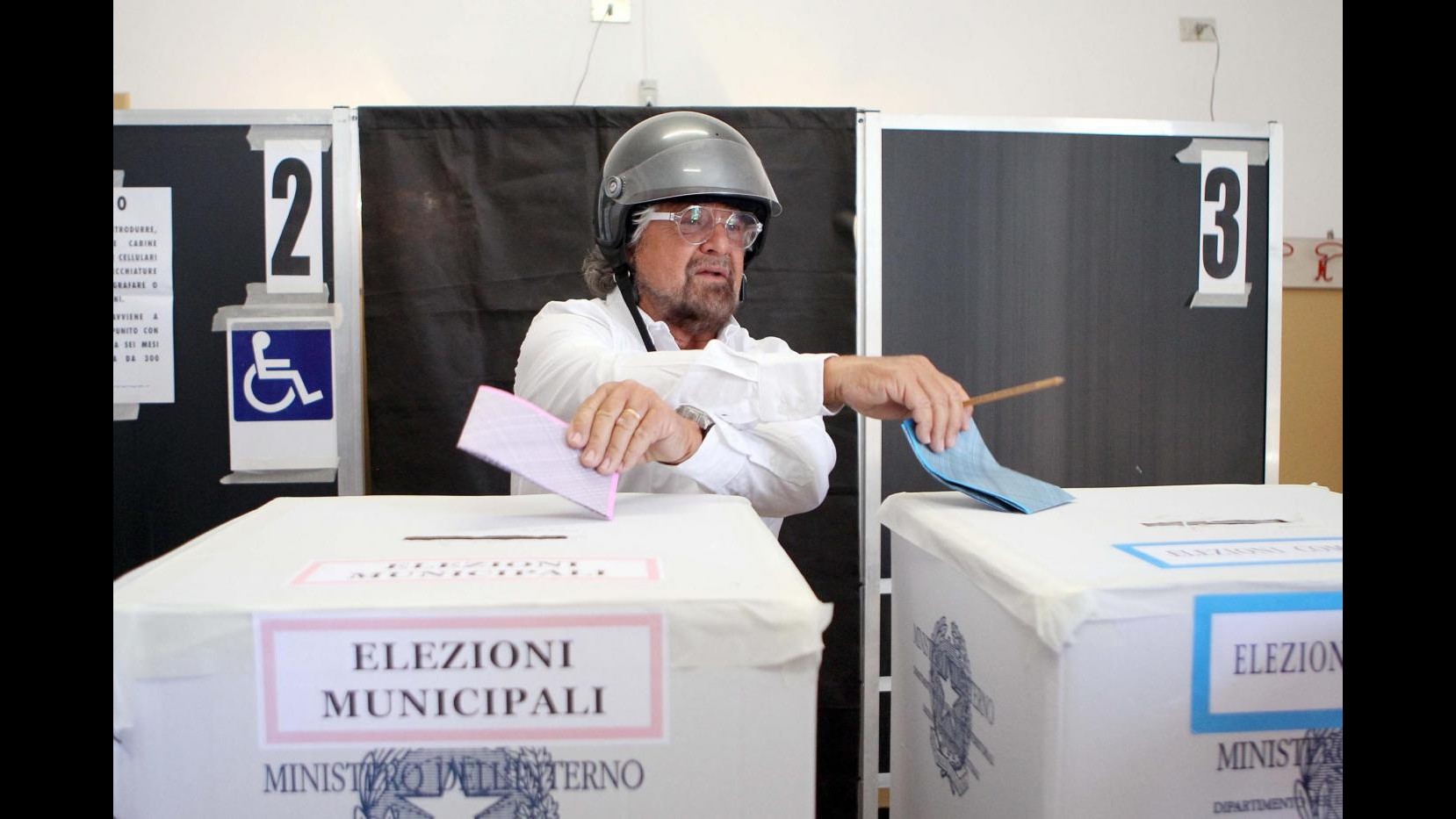 FOTO Genova, Beppe Grillo vota con il casco in testa