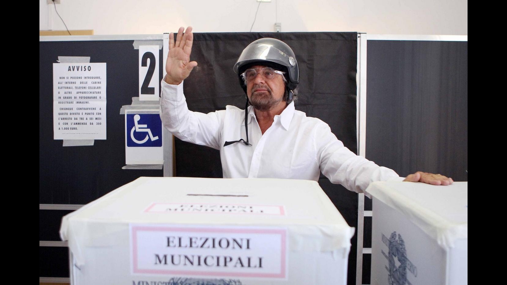 FOTO Genova, Beppe Grillo vota con il casco in testa