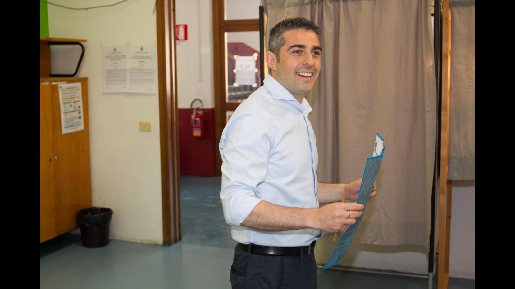 FOTO Amministrative a Parma, Federico Pizzarotti al voto