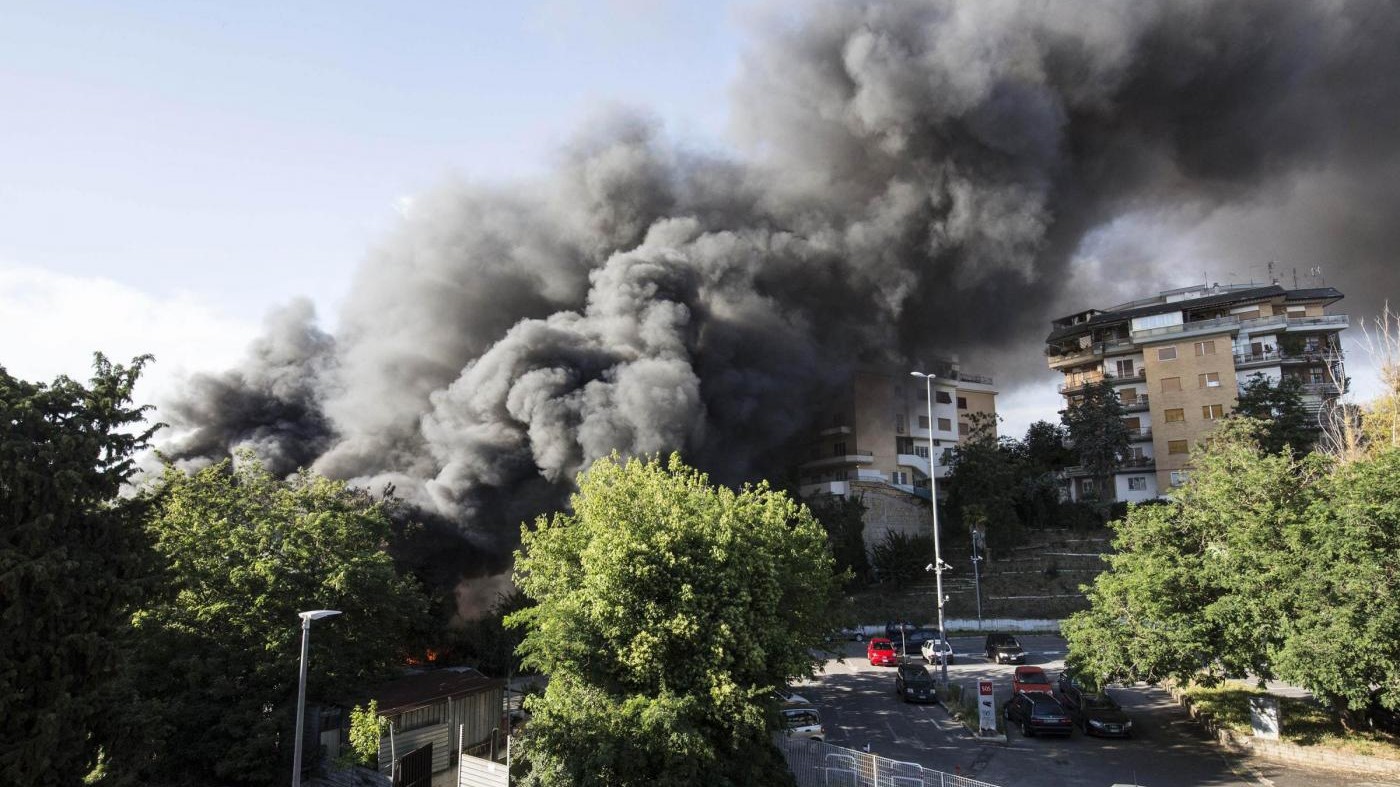 Autodemolizione in fiamme a Roma: tre palazzine evacuate